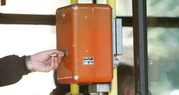 Νεαροί εισέβαλαν σε λεωφορεία και έσπασαν τα ακυρωτικά μηχανήματα