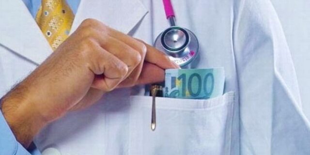 Καταδίκη γιατρού για φακελάκι στην Πάτρα