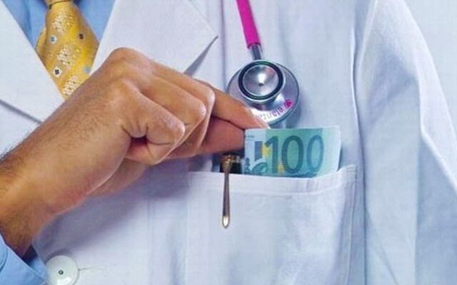 Καταδίκη γιατρού για φακελάκι στην Πάτρα