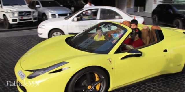 Μια Ferrari 458 Spider έγινε …οικογενειακό ΙΧ για πέντε άτομα!