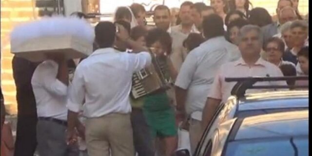 ΜΑΤ, αντιεξουσιαστές και στη μέση…γάμος