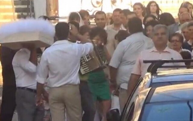 ΜΑΤ, αντιεξουσιαστές και στη μέση…γάμος