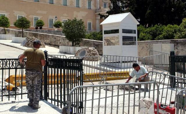 “Καγκελαρία” η Βουλή – Τοποθετήθηκαν μόνιμα κάγκελα για την προστασία της