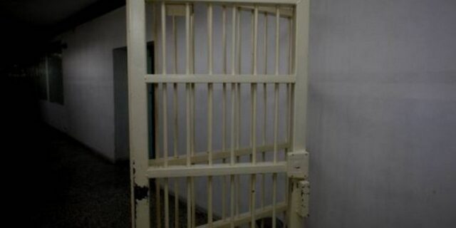 Επιχείρησε να αποδράσει με τη βοήθεια των ανήλικων παιδιών του