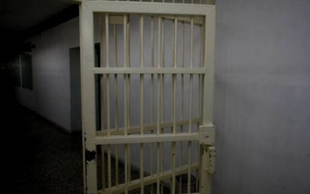 Επιχείρησε να αποδράσει με τη βοήθεια των ανήλικων παιδιών του