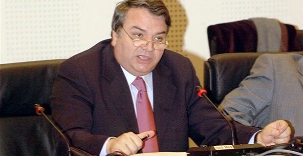 Μπίστης: Αποχωρεί από τη ΔΗΜΑΡ και “κλείνει το μάτι” ξανά στο ΠΑΣΟΚ