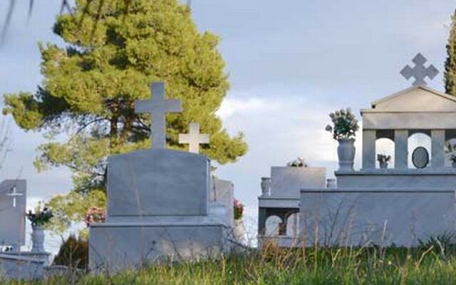 Ιδιοκτήτης ταβέρνας συνελήφθη να κλέβει λάδι από το νεκροταφείο
