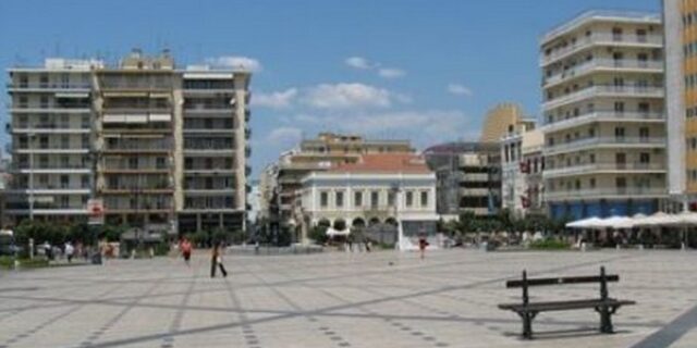 Έβαλαν φύλακα σε πλατεία της Πάτρας για ιερόδουλες