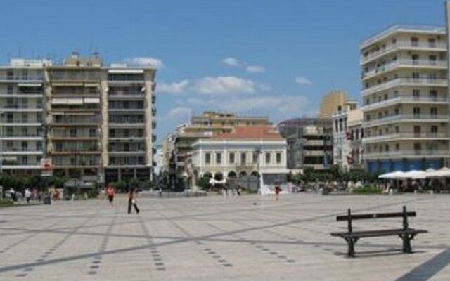 Έβαλαν φύλακα σε πλατεία της Πάτρας για ιερόδουλες