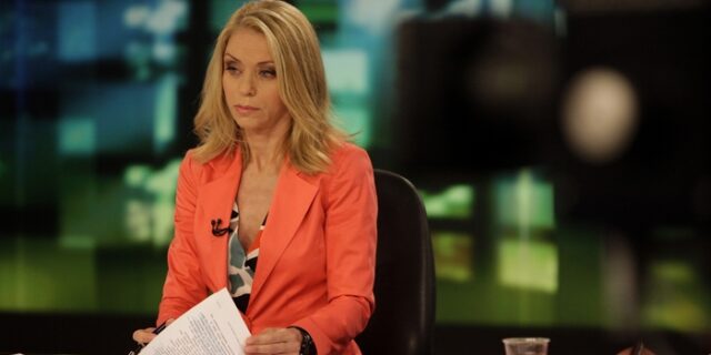 Με αγκαλιές και φιλιά ολοκληρώθηκε το τελευταίο δελτίο ειδήσεων της ΕΡΤ