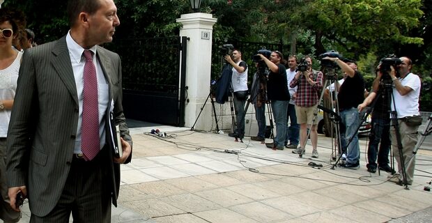 Στουρνάρας: Σπεκουλαδόροι και ηλίθιοι όσοι δεν θέλουν να σωθούμε