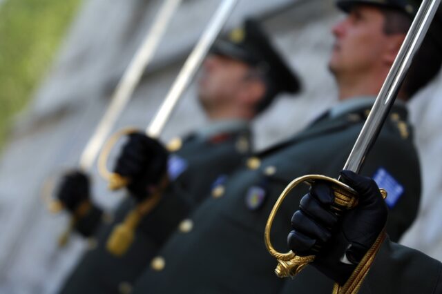 Σενάρια για ελάφρυνση των δανειακών υποχρεώσεων των στρατιωτικών