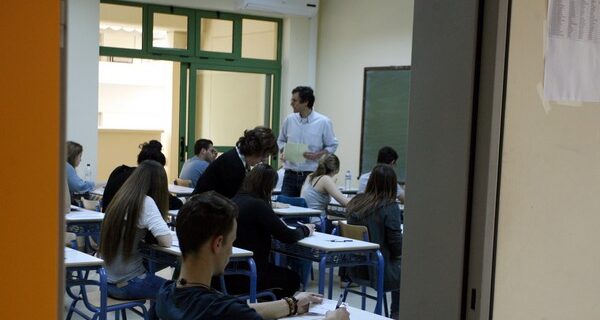 Με 13.000 λιγότερους εκπαιδευτικούς από τη νέα σχολική χρονιά. Αύξηση ωραρίου και μεταθέσεις