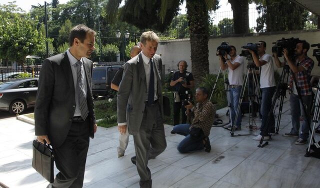 Νέο ραντεβού με τρόικα την Κυριακή: Τι προβλέπει το πολυνομοσχέδιο – σκούπα για τη διαθεσιμότητα στο δημόσιο