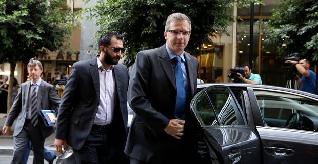 Θρίλερ με την επιστροφή της τρόικας: Συνεννοήσεις με e-mail. Διαμηνύει ότι δεν θα επιστρέψει όσο υπάρχουν εκκρεμότητες