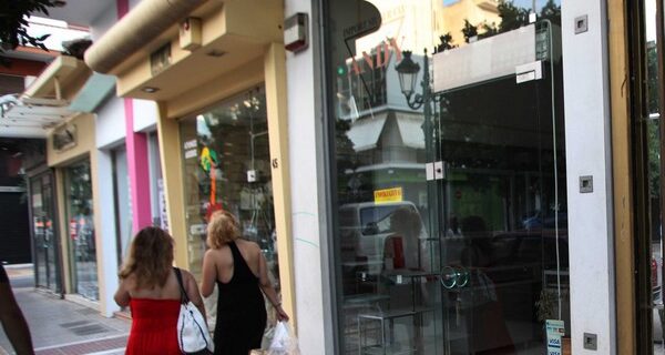 Υπέρ της λειτουργίας των καταστημάτων την Κυριακή ο Μίχαλος, κατά οι εμποροϋπάλληλοι