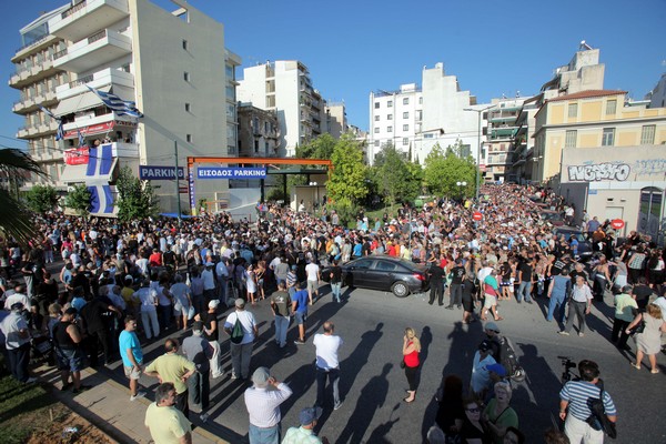 Διανομή τροφίμων, αλλά έξω από τα γραφεία της Χρυσής Αυγής