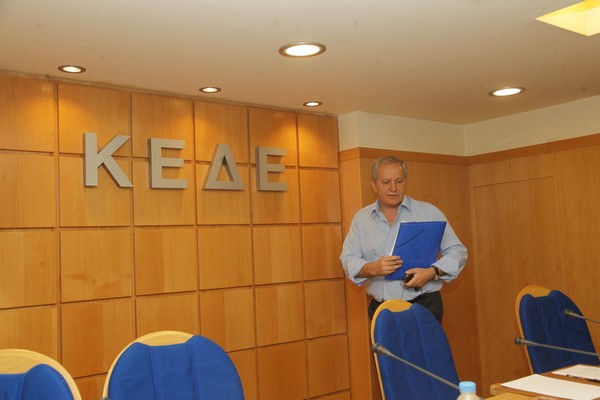 ΚΕΔΕ: Αποκηρύξτε τη Χρυσή Αυγή από όλα τα δημοτικά συμβούλια