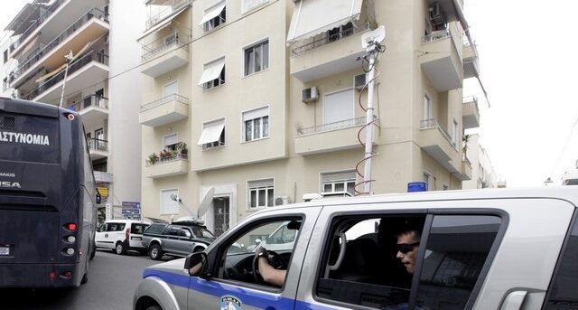 Επίθεση στο ΚΚΕ: Επιχείρηση της αστυνομίας στο Πέραμα για τον εντοπισμό των δραστών