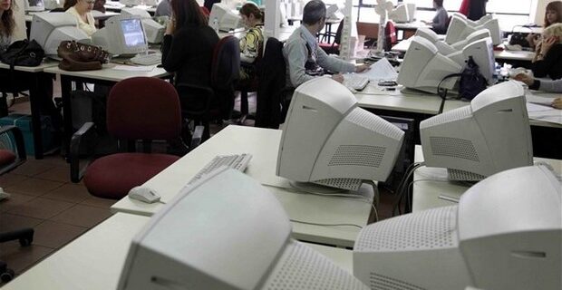 Πίσω στα θρανία εκατοντάδες δημόσιοι υπάλληλοι για να πάρουν το πτυχίο τους ενόψει αξιολόγησης
