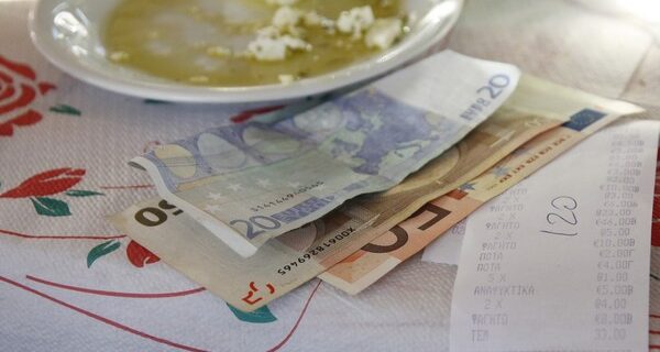Έρχεται μείωση του ΦΠΑ στην εστίαση στο 13%