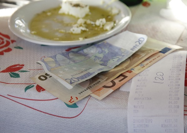 Έρχεται μείωση του ΦΠΑ στην εστίαση στο 13%
