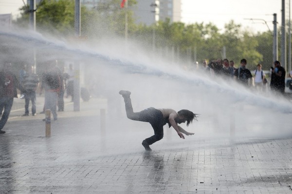 Δακρυγόνα και αντλίες νερού ξανά στην Τουρκία