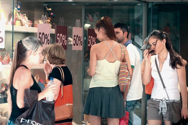 Ανοιχτά 52 Κυριακές τον χρόνο τα μικρά καταστήματα