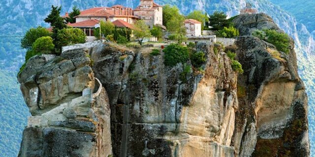 Διαφήμιση ποτού στα Μετέωρα βάζει “φωτιά” στη μητρόπολη