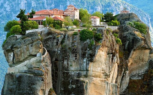 Διαφήμιση ποτού στα Μετέωρα βάζει “φωτιά” στη μητρόπολη