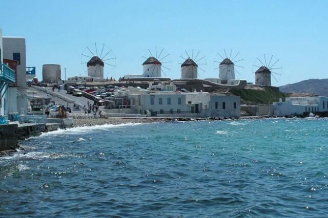Πέφτουν υπογραφές για την ηλεκτρική διασύνδεση των Κυκλάδων