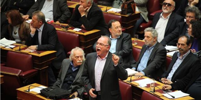 ΣΥΡΙΖΑ: Ο “αντικομμουνιστής” Γ.Γ. της κυβέρνησης μιλάει σαν “αδερφός” με τον Η. Κασιδιάρη