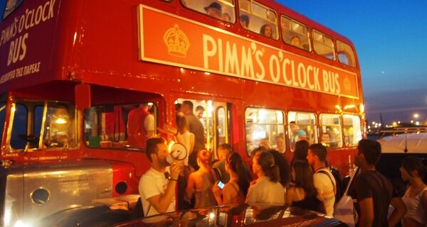 Το PIMM’S O’Clock Bus φτάνει στην Αθηναϊκή ριβιέρα. Καλέ μια στάση να ανέβω!