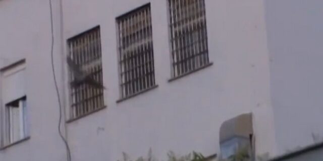 Το μήνυμα του απεργού πείνας Κώστα Σακκά από το παράθυρο του Γενικού Νοσοκομείου Νίκαιας