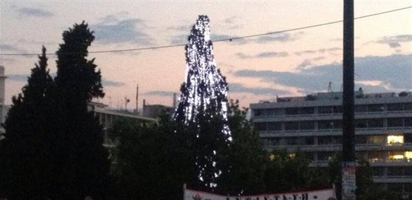 Βραδινή συγκέντρωση με άρωμα Χριστουγέννων στο Σύνταγμα