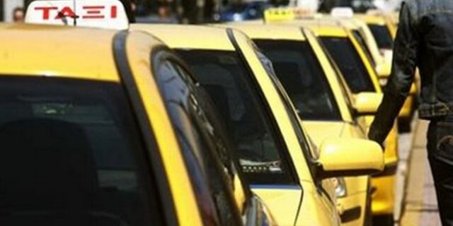 Φυλλάδια με ενδεικτικές τιμές διαδρομών στα ταξί
