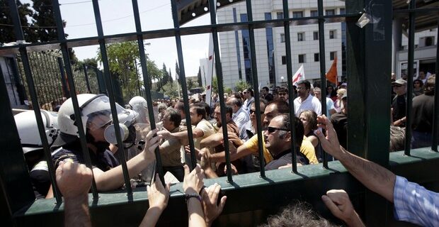 Σε κλίμα έντασης η συνάντηση Αρβανιτόπουλου – ΟΛΜΕ: Επέμβαση ΜΑΤ και ρίψη χημικών