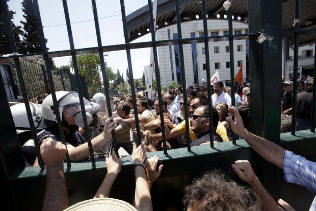 Σε κλίμα έντασης η συνάντηση Αρβανιτόπουλου – ΟΛΜΕ: Επέμβαση ΜΑΤ και ρίψη χημικών