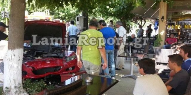 Καραμπόλα με 12 τραυματίες στη Λαμία – Δέντρο έσωσε θαμώνες καφετέριας