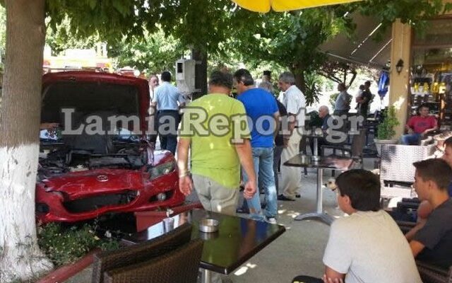 Καραμπόλα με 12 τραυματίες στη Λαμία – Δέντρο έσωσε θαμώνες καφετέριας