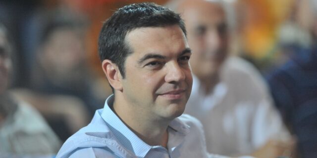 Τσίπρας στην Κ.Ε. του ΣΥΡΙΖΑ: “Δε μας αξίζει μια κυβέρνηση που διαπιστώνει ότι βρέχει ενώ τους φτύνουν”