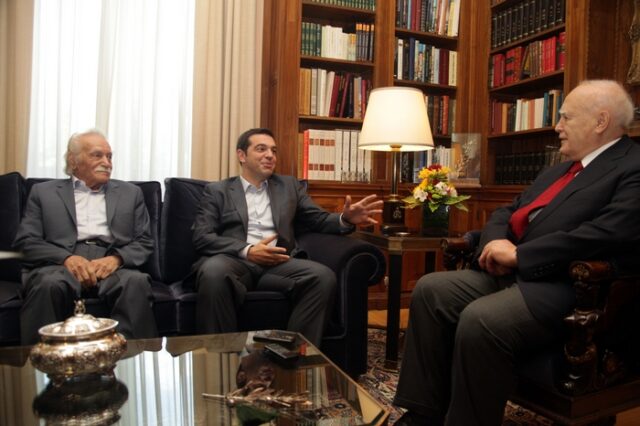 Τσίπρας σε Παπούλια: “Πρέπει να διεκδικήσουμε τις γερμανικές αποζημιώσεις και το κατοχικό δάνειο”