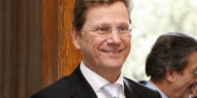 Βεστερβέλε: Δεν αποχωρεί το ΔΝΤ από τη χρηματοδότηση της Ελλάδας