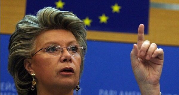 Β. Ρέντιγνκ: “Η Τρόικα θα έπρεπε να εγκαταλειφθεί ως σχήμα”