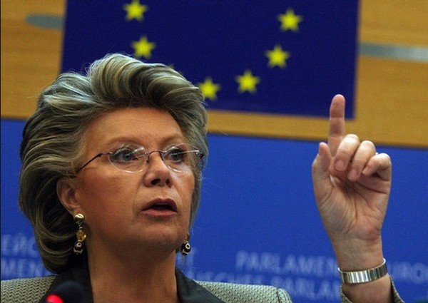 Β. Ρέντιγνκ: “Η Τρόικα θα έπρεπε να εγκαταλειφθεί ως σχήμα”