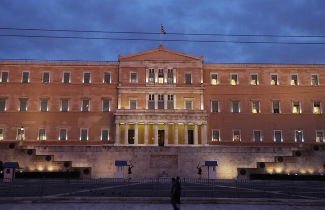 “Πέρασε” από τη Βουλή η κατάργηση της διπλής βουλευτικής σύνταξης