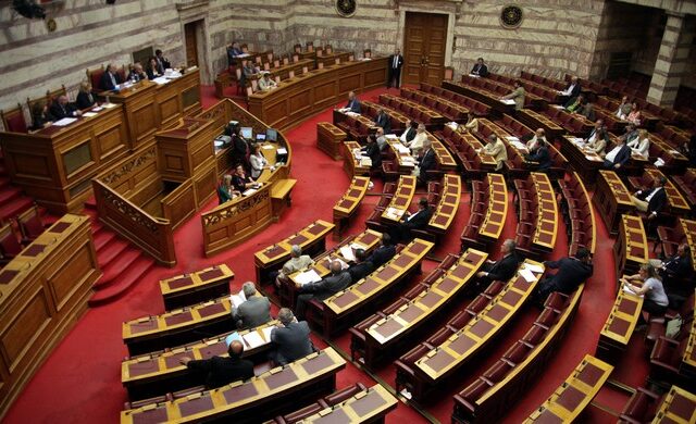 Δεν χάνουν τη βουλευτική ιδιότητα οι συλληφθέντες βουλευτές της Χρυσής Αυγής