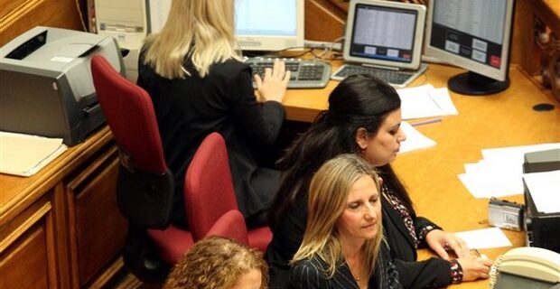 Πρωταθλήτρια στους μετακλητούς υπαλλήλους η Βουλή: Ολόκληρη η λίστα – φωτιά