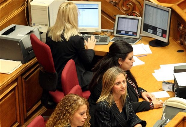 Πρωταθλήτρια στους μετακλητούς υπαλλήλους η Βουλή: Ολόκληρη η λίστα – φωτιά