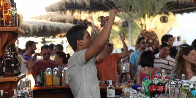 Μπαράζ λουκέτων σε κέντρα διασκέδασης και καταστήματα